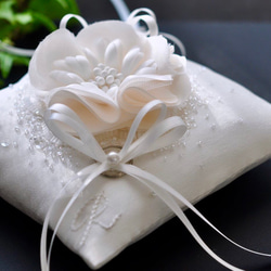 イニシャル刺繡　シルク混ミカドサテン　シルクの花　オートクチュール刺繡のリングピロー 9枚目の画像