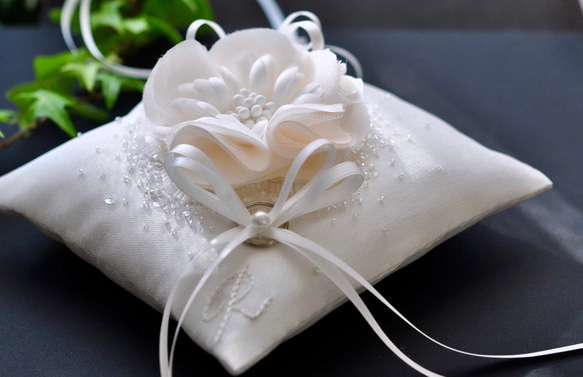 イニシャル刺繡　シルク混ミカドサテン　シルクの花　オートクチュール刺繡のリングピロー 9枚目の画像