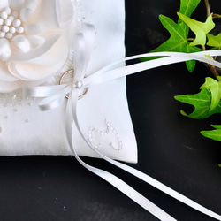 イニシャル刺繡　シルク混ミカドサテン　シルクの花　オートクチュール刺繡のリングピロー 11枚目の画像