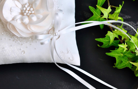 イニシャル刺繡　シルク混ミカドサテン　シルクの花　オートクチュール刺繡のリングピロー 11枚目の画像