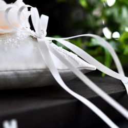 イニシャル刺繡　シルク混ミカドサテン　シルクの花　オートクチュール刺繡のリングピロー 12枚目の画像