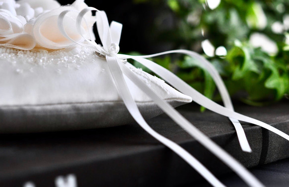 イニシャル刺繡　シルク混ミカドサテン　シルクの花　オートクチュール刺繡のリングピロー 12枚目の画像