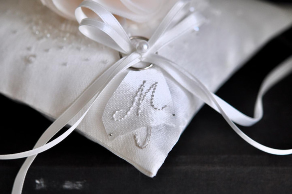 イニシャル刺繡　シルク混ミカドサテン　シルクの花　オートクチュール刺繡のリングピロー 16枚目の画像