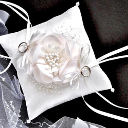 イニシャル刺繡　シルク混ミカドサテン　シルクの花　オートクチュール刺繡のリングピロー 1枚目の画像