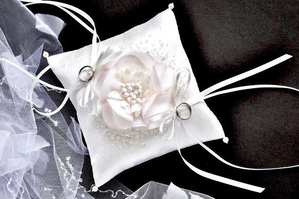 イニシャル刺繡　シルク混ミカドサテン　シルクの花　オートクチュール刺繡のリングピロー 1枚目の画像