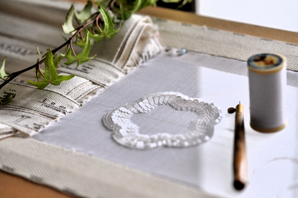 イニシャル刺繡　シルク混ミカドサテン　シルクの花　オートクチュール刺繡のリングピロー 18枚目の画像