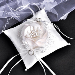 イニシャル刺繡　シルク混ミカドサテン　シルクの花　オートクチュール刺繡のリングピロー 4枚目の画像