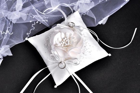 イニシャル刺繡　シルク混ミカドサテン　シルクの花　オートクチュール刺繡のリングピロー 4枚目の画像