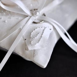 イニシャル刺繡　シルク混ミカドサテン　シルクの花　オートクチュール刺繡のリングピロー 13枚目の画像