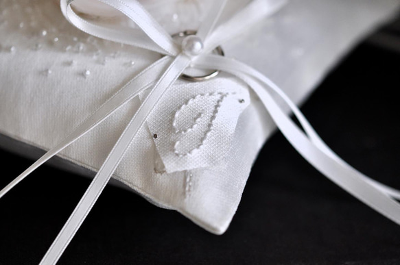 イニシャル刺繡　シルク混ミカドサテン　シルクの花　オートクチュール刺繡のリングピロー 13枚目の画像