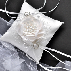 イニシャル刺繡　シルク混ミカドサテン　シルクの花　オートクチュール刺繡のリングピロー 6枚目の画像