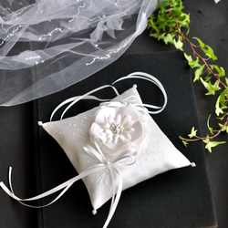 イニシャル刺繡　シルク混ミカドサテン　シルクの花　オートクチュール刺繡のリングピロー 2枚目の画像