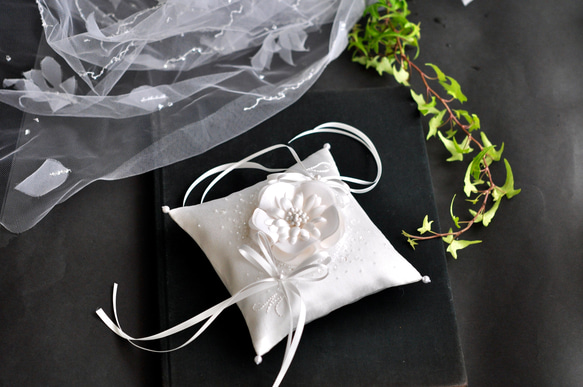 イニシャル刺繡　シルク混ミカドサテン　シルクの花　オートクチュール刺繡のリングピロー 2枚目の画像