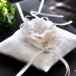 イニシャル刺繡　シルク混ミカドサテン　シルクの花　オートクチュール刺繡のリングピロー 7枚目の画像