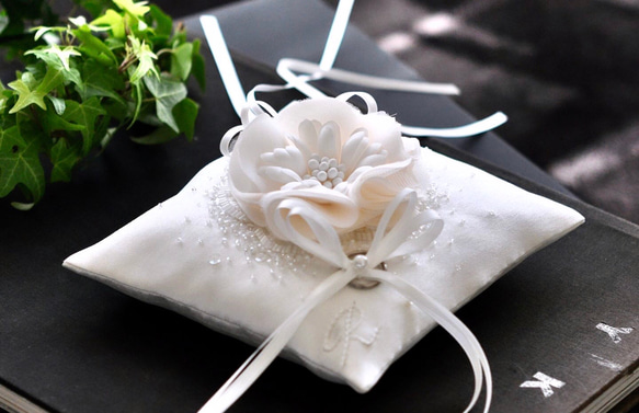 イニシャル刺繡　シルク混ミカドサテン　シルクの花　オートクチュール刺繡のリングピロー 7枚目の画像