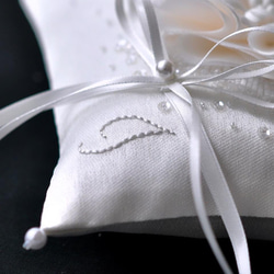 イニシャル刺繡　シルク混ミカドサテン　シルクの花　オートクチュール刺繡のリングピロー 14枚目の画像