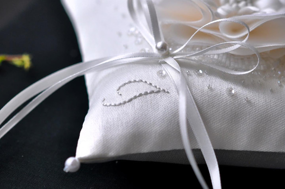 イニシャル刺繡　シルク混ミカドサテン　シルクの花　オートクチュール刺繡のリングピロー 14枚目の画像