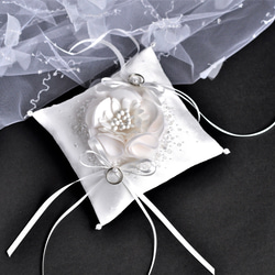 イニシャル刺繡　シルク混ミカドサテン　シルクの花　オートクチュール刺繡のリングピロー 5枚目の画像