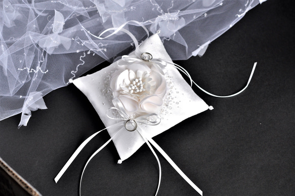 イニシャル刺繡　シルク混ミカドサテン　シルクの花　オートクチュール刺繡のリングピロー 5枚目の画像