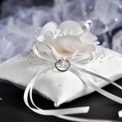 イニシャル刺繡　シルク混ミカドサテン　シルクの花　オートクチュール刺繡のリングピロー 8枚目の画像