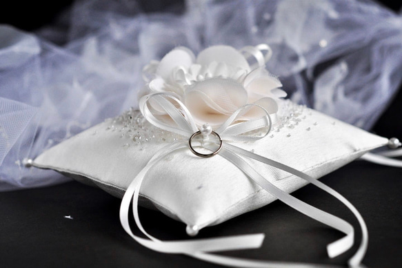 イニシャル刺繡　シルク混ミカドサテン　シルクの花　オートクチュール刺繡のリングピロー 8枚目の画像