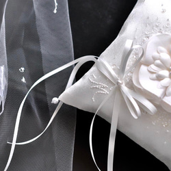 イニシャル刺繡　シルク混ミカドサテン　シルクの花　オートクチュール刺繡のリングピロー 15枚目の画像