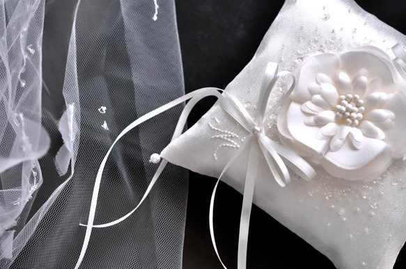 イニシャル刺繡　シルク混ミカドサテン　シルクの花　オートクチュール刺繡のリングピロー 15枚目の画像