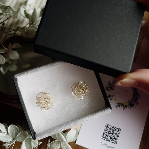 透明な薔薇のピアス/イヤリング 【6月 誕生月花】 ピアス