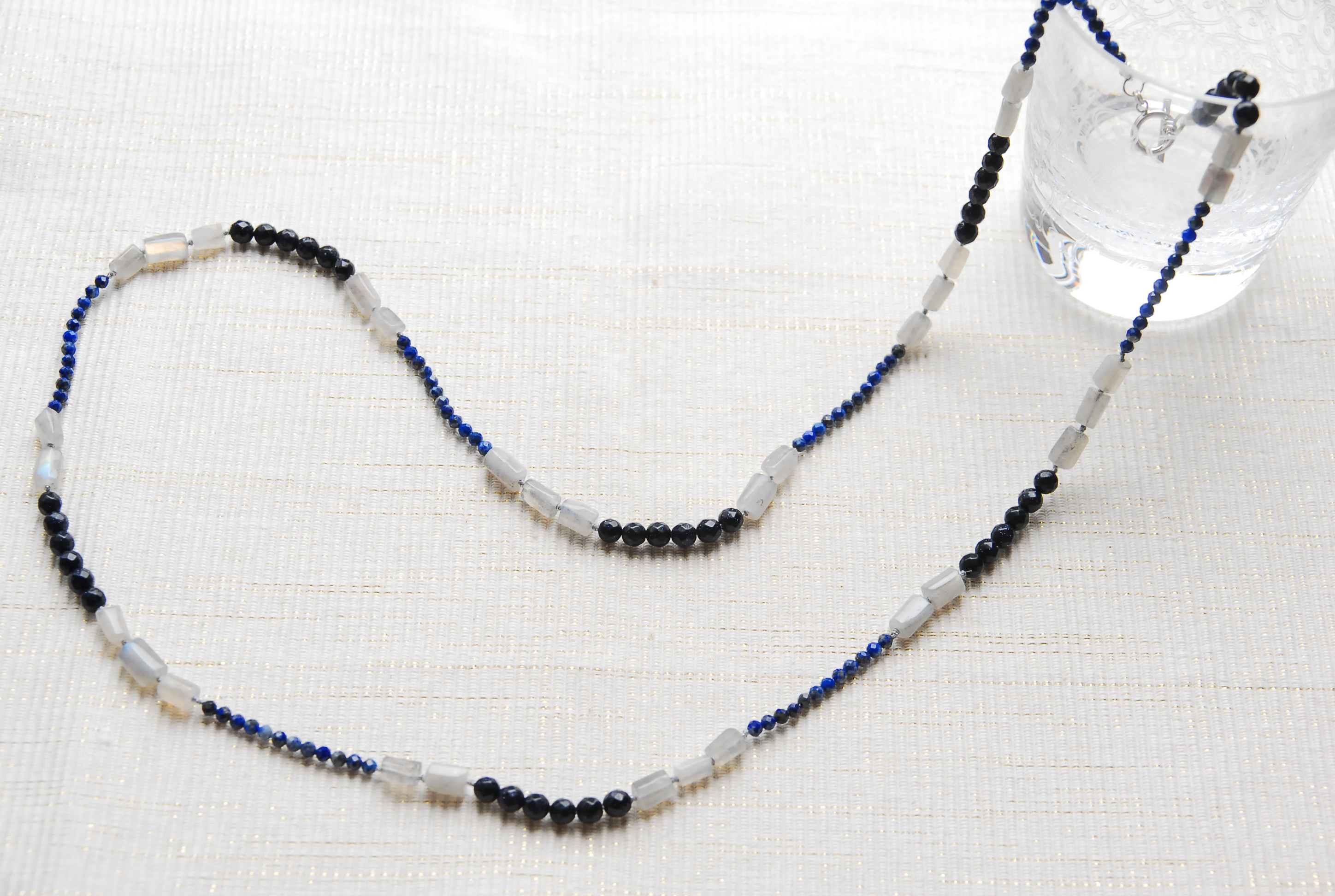 ラフチューブ型ラブラドライトとラピスラズリ、ブルーサンドストーンのロングネックレス