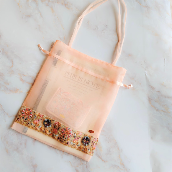 オーガンジーの刺繍バッグ (2way A4サイズ)　サーモンピンク×スパンコールフラワー 3枚目の画像