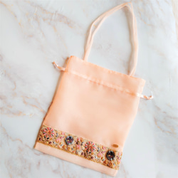 オーガンジーの刺繍バッグ (2way A4サイズ)　サーモンピンク×スパンコールフラワー 1枚目の画像