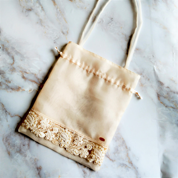 オーガンジーの刺繍バッグ (2way A4サイズ)　ベージュ×パール刺繍 3枚目の画像