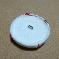 アクセサリー/野球ボール刺繍入りくるみボタン38mm白×赤/ヘアゴム・ピンバッジ・キーバッグリング 2枚目の画像