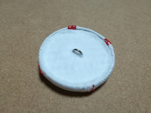 アクセサリー/野球ボール刺繍入りくるみボタン38mm白×赤/ヘアゴム・ピンバッジ・キーバッグリング 2枚目の画像