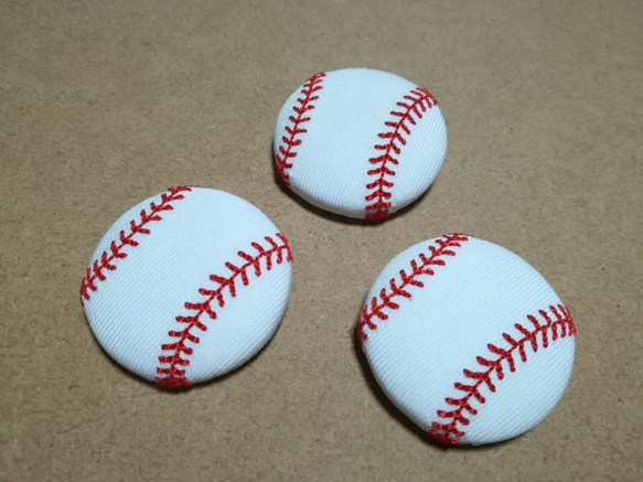 アクセサリー/野球ボール刺繍入りくるみボタン38mm白×赤/ヘアゴム・ピンバッジ・キーバッグリング 4枚目の画像