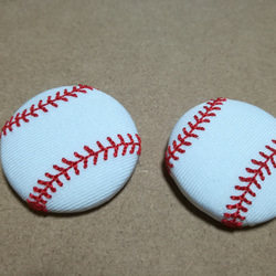 アクセサリー/野球ボール刺繍入りくるみボタン38mm白×赤/ヘアゴム・ピンバッジ・キーバッグリング 3枚目の画像