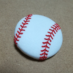 アクセサリー/野球ボール刺繍入りくるみボタン38mm白×赤/ヘアゴム・ピンバッジ・キーバッグリング 1枚目の画像