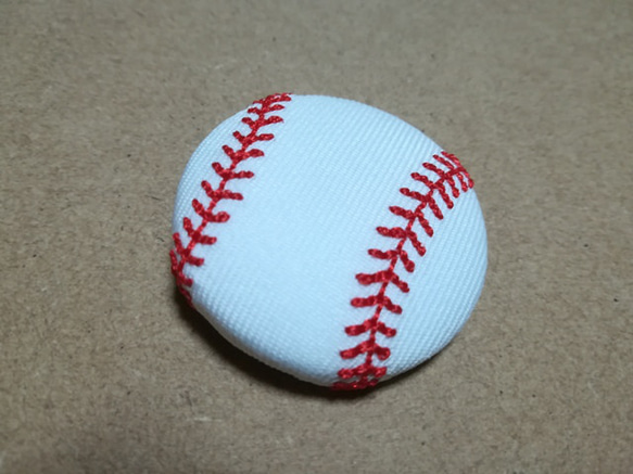 アクセサリー/野球ボール刺繍入りくるみボタン38mm白×赤/ヘアゴム・ピンバッジ・キーバッグリング 1枚目の画像