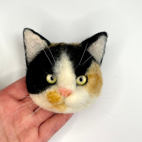 羊毛フェルト猫 三毛猫(ロングコート)ブローチ 羊毛フェルト ロングヘアキャット～くつろポーズ 猫 ノルウェー