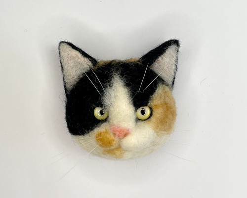 三毛猫の猫ブローチ569 猫ブローチ 羊毛フェルト 羊毛フェルト