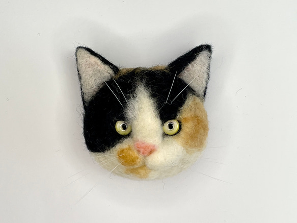 三毛猫の猫ブローチ569 猫ブローチ 羊毛フェルト 羊毛フェルト