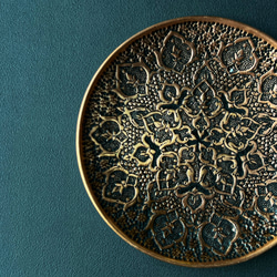 ペルシャの銅皿　飾り皿（ガラムザニー）Φ20ｃｍ【GHALAM ZANI -012】 2枚目の画像