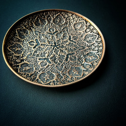 ペルシャの銅皿　飾り皿（ガラムザニー）Φ20ｃｍ【GHALAM ZANI -012】 4枚目の画像
