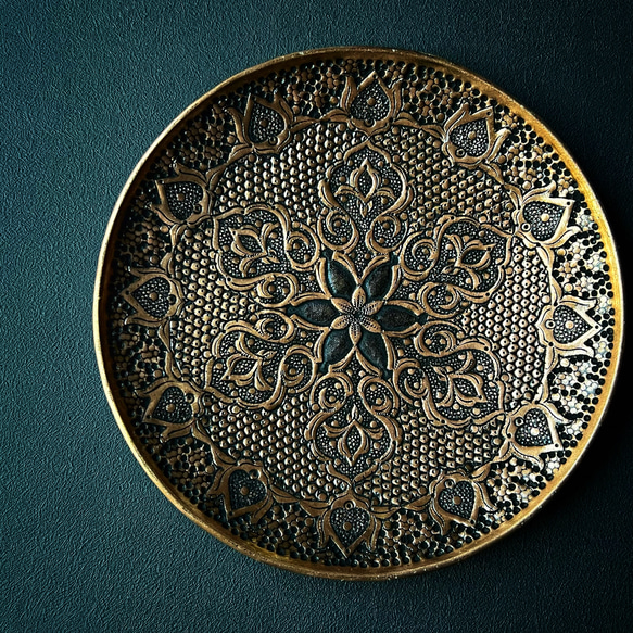 ペルシャの銅皿　飾り皿（ガラムザニー）Φ20ｃｍ【GHALAM ZANI -014】 2枚目の画像
