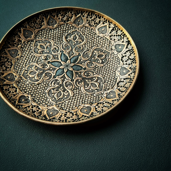 ペルシャの銅皿　飾り皿（ガラムザニー）Φ20ｃｍ【GHALAM ZANI -014】 5枚目の画像
