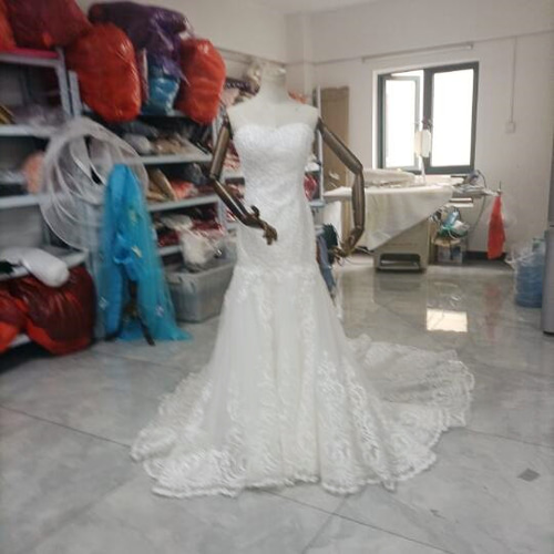 輝きな光彩を放つ ウエディングドレス キラキラの ビーズ贅沢な総  