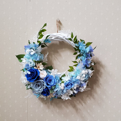 ブルー&ホワイトのバラとアジサイリース、プリザーブドフラワー、紫陽花リース、各種プレゼントに(Creema限定)受注制作 4枚目の画像