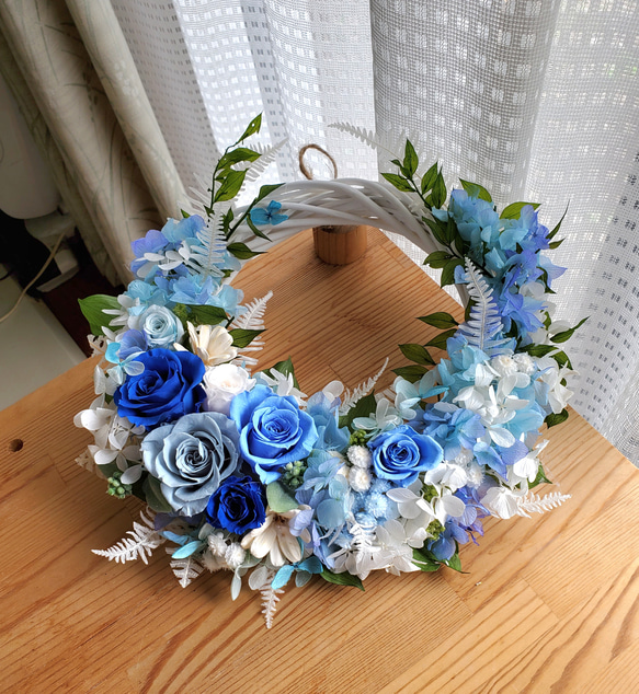 ブルー&ホワイトのバラとアジサイリース、プリザーブドフラワー、紫陽花リース、各種プレゼントに(Creema限定)受注制作 2枚目の画像