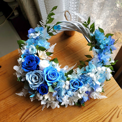 ブルー&ホワイトのバラとアジサイリース、プリザーブドフラワー、紫陽花リース、各種プレゼントに(Creema限定)受注制作 3枚目の画像