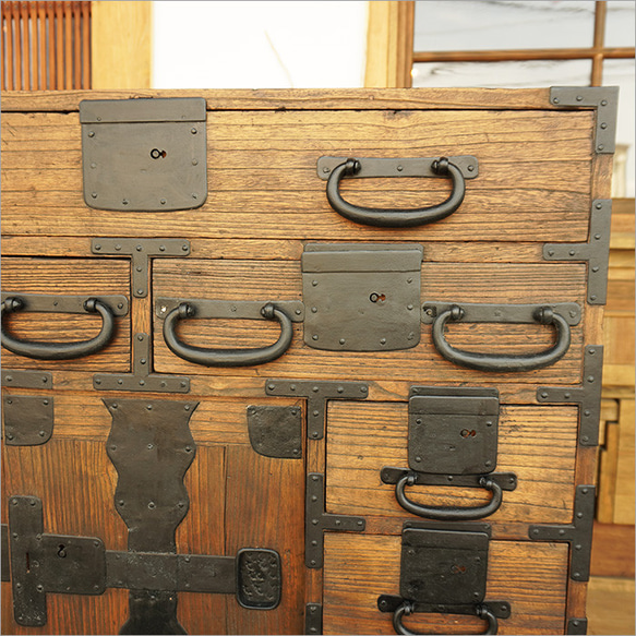 日式五斗櫃仿古櫃櫃實木時尚日式裝飾架子日式現代昭和復古家具舊工具老家具 第9張的照片